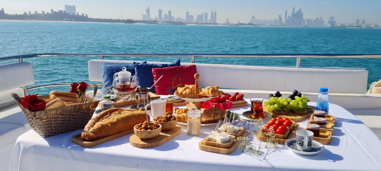 2 hour morning yacht tour Dubai past Palm Jumeirah