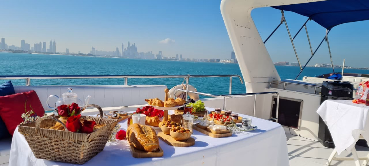 Breakfast yacht cruise to Palm Jumeirah and Atlantis The Palm