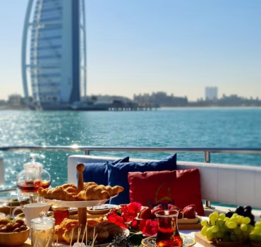 breakfast yacht tour Dubai