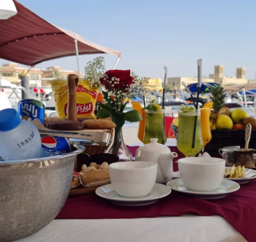 رحلة بحرية في دبي مع فطور